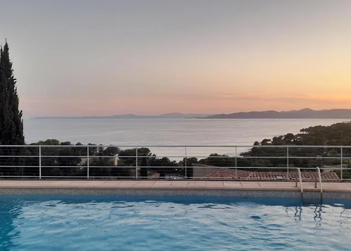 Charmante Petite Maison Vue Panoramique Et Proximité Chalet Saint-Raphaël